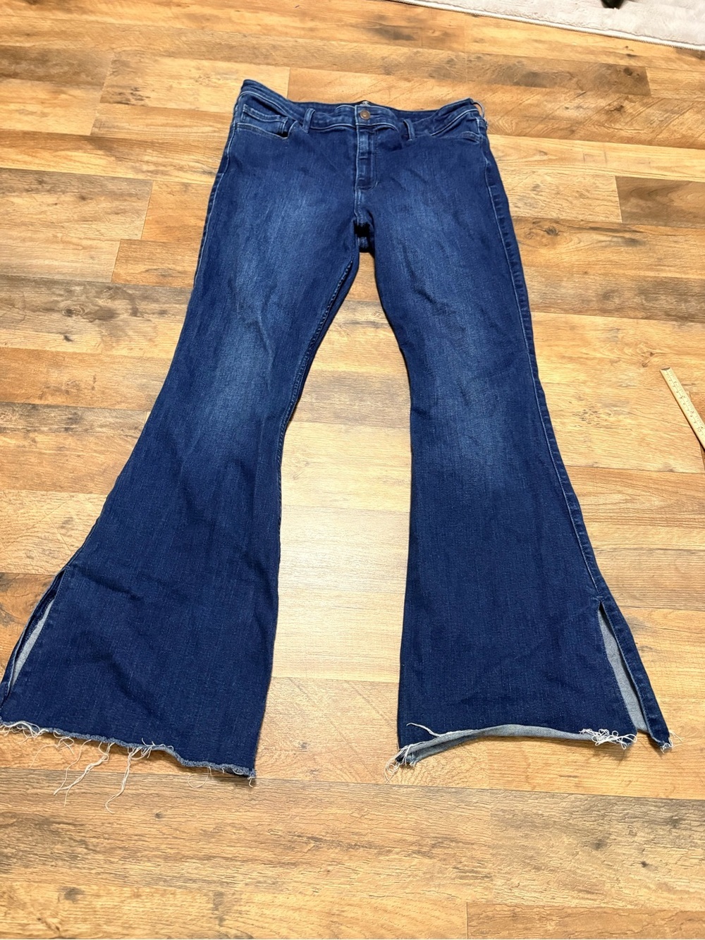 Hollister High Rise Flare Jeans Women’s W32 L31 Dark Wash Stretch Raw Hem Split